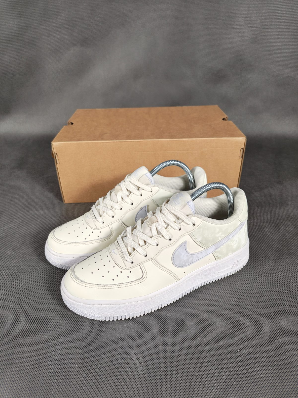 Nike Air Force 1 ecru satin rozm 38.5 - obrazek 2