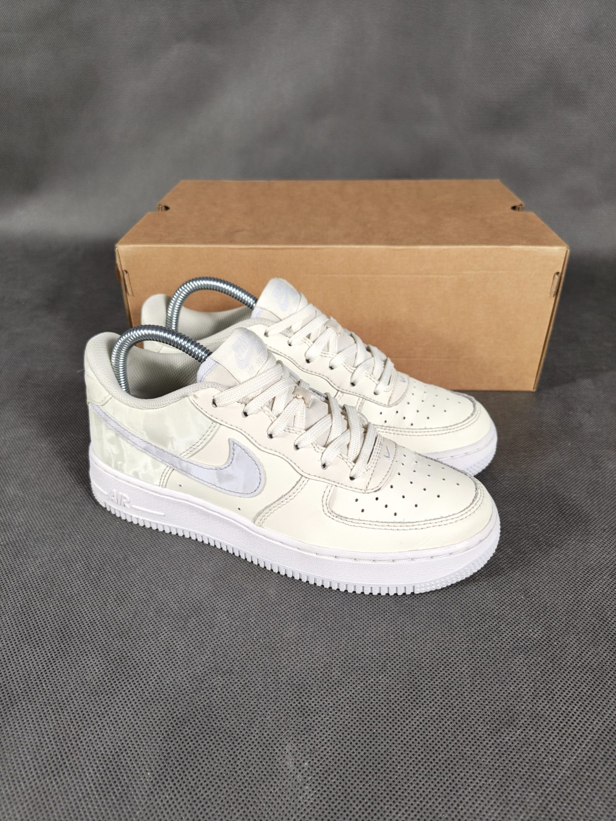Nike Air Force 1 ecru satin rozm 38.5 - obrazek 4