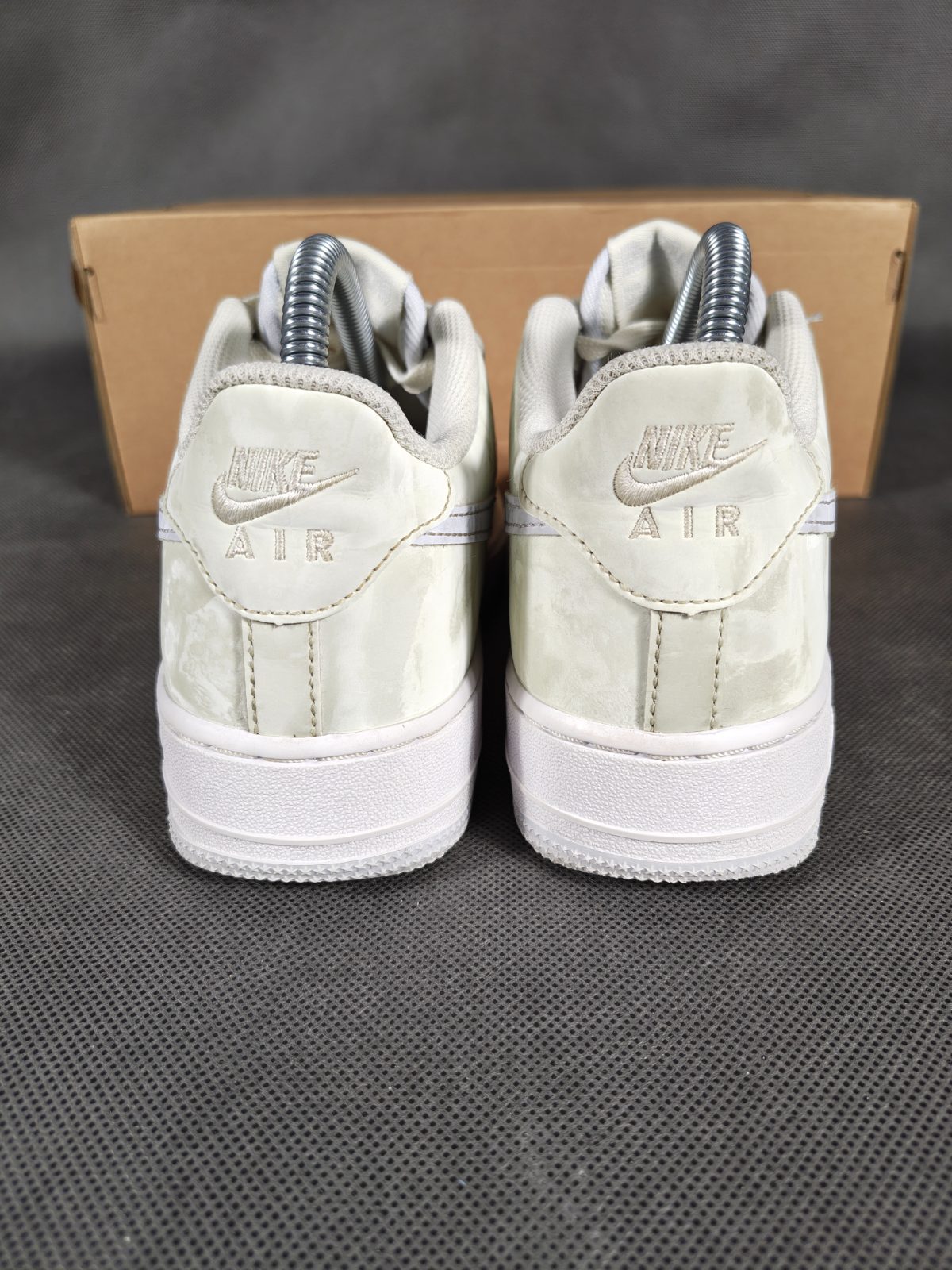 Nike Air Force 1 ecru satin rozm 38.5 - obrazek 6